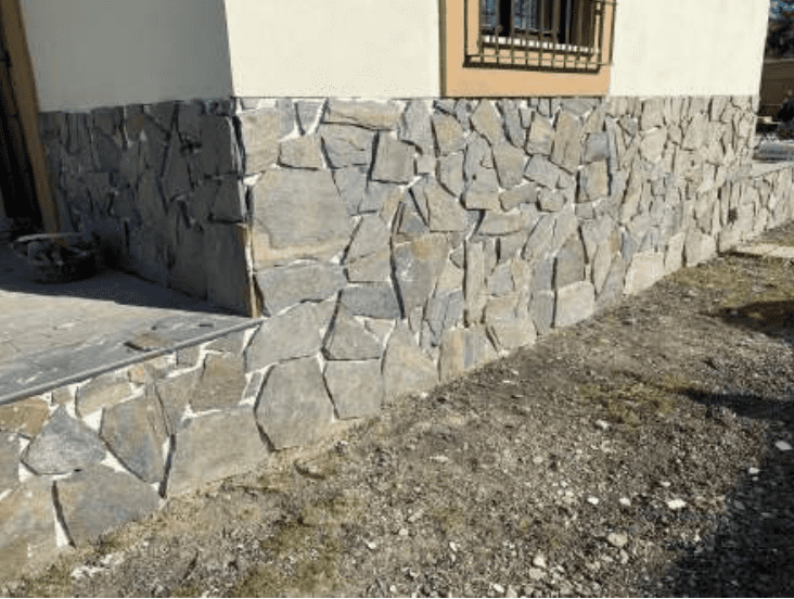 Apicuar Piedras Naturales fachada con rodapie alto de piedra